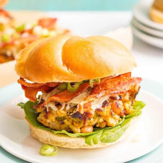 Black eyed peas burgers with brown rice and bacon are like the traditional Southern hoppin’ John dish in burger form! | www.familyfoodonthetable.com