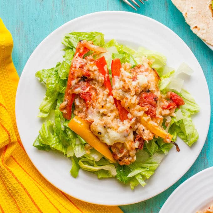 Healthy chicken fajita casserole with brown rice and a cheesy topping is great on its own, in tortillas or over lettuce as a salad! | www.familyfoodonthetable.com