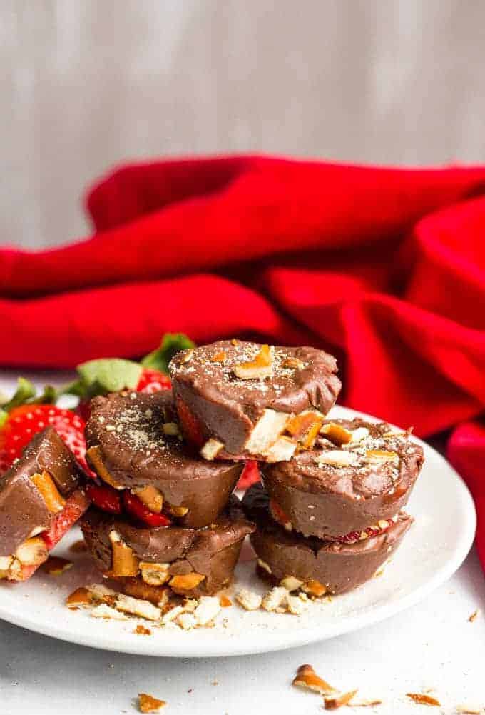 Chocolate strawberry pretzel fudge cups are an easy, no-bake dessert with just 5 ingredients! | www.familyfoodonthetable.com