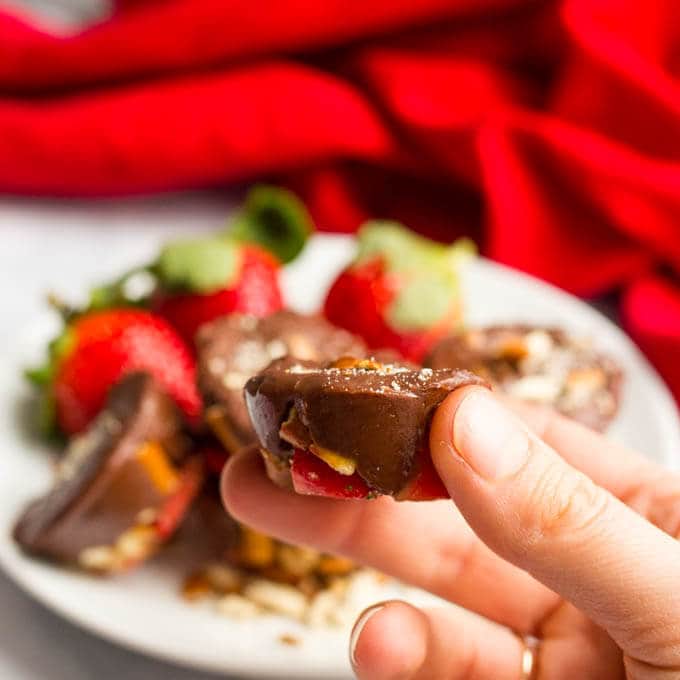 Chocolate strawberry pretzel fudge cups are an easy, no-bake dessert with just 5 ingredients! | www.familyfoodonthetable.com