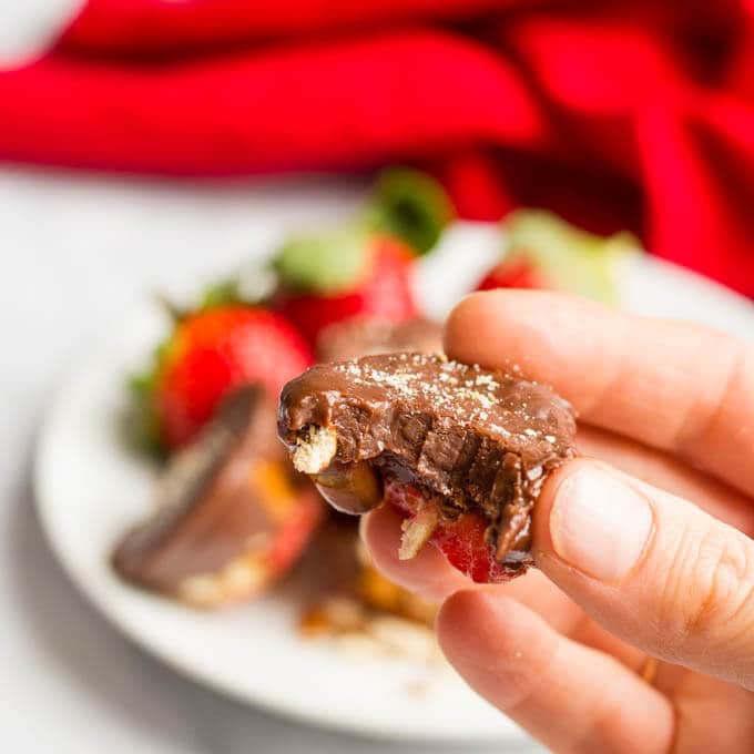 Chocolate strawberry pretzel fudge cups are an easy, no-bake dessert with just 5 ingredients! | www.familyfoodonthetable.com