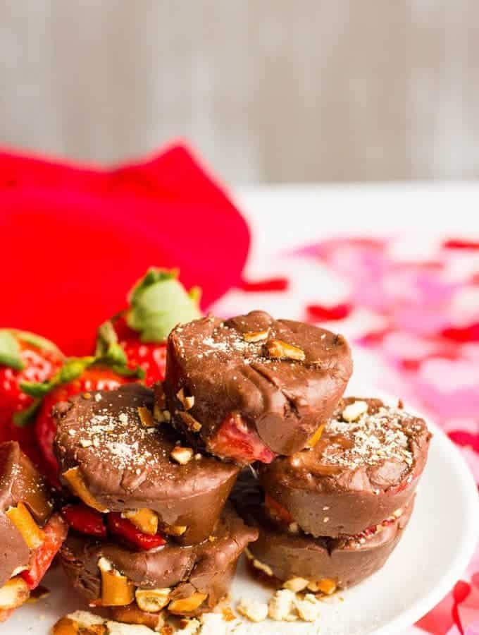Chocolate strawberry pretzel fudge cups are an easy, no-bake dessert with just 5 ingredients! Great for a Valentine's Day sweet treat! | www.familyfoodonthetable.com
