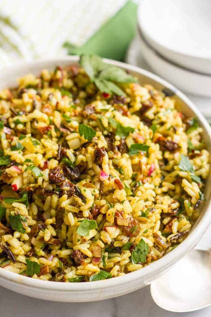 Cold curried wild rice salad with raisins and pecans - an addictive and easy side dish! | www.familyfoodonthetable.com