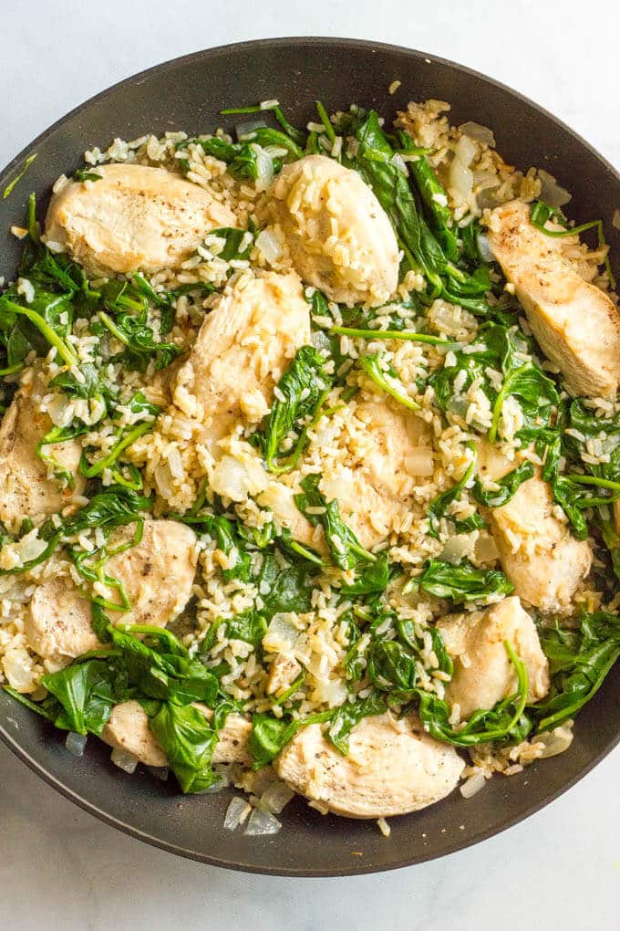 Easy chicken Florentine -- a one-pot dinner recipe ready in 30 minutes! | www.familyfoodonthetable.com