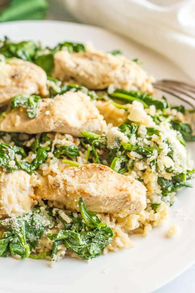 Easy chicken Florentine is a light and flavorful one-pot recipe ready in 30 minutes - perfect for a busy weeknight dinner! | www.familyfoodonthetable.com