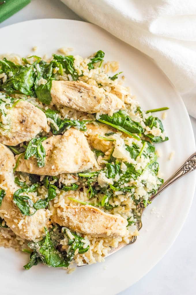 Easy chicken Florentine is a light and flavorful one-pot recipe ready in 30 minutes - perfect for a busy weeknight dinner! | www.familyfoodonthetable.com