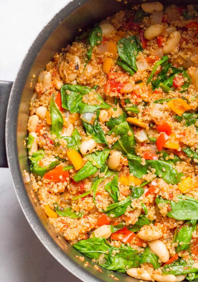 Quinoa cannellini beans skillet is a quick and easy one-pot vegetarian meal with rich Italian flavors! | www.familyfoodonthetable.com