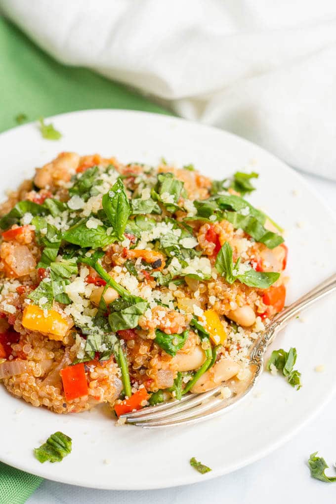 Quinoa cannellini beans skillet is a quick and easy one-pot vegetarian meal with rich Italian flavors! | www.familyfoodonthetable.com