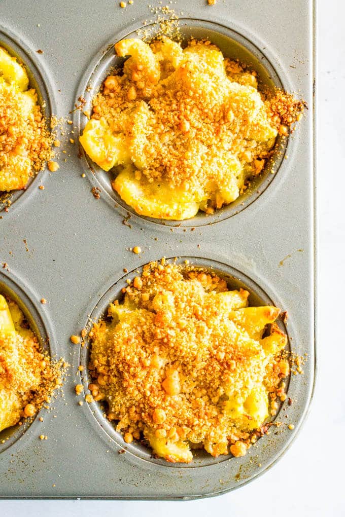Veggie mac and cheese muffins have 3 vegetables and 3 kinds of cheese, plus a crunchy topping! | www.familyfoodonthetable.com