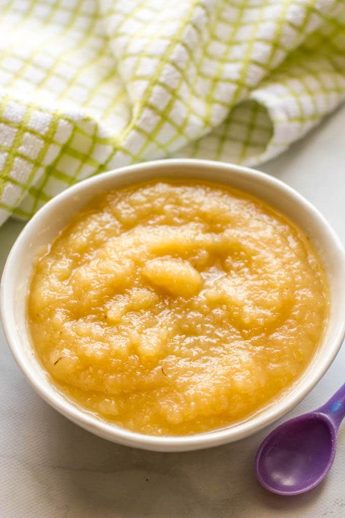 Homemade baby food - applesauce