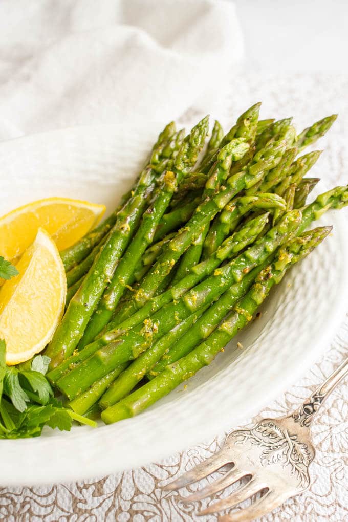 Steamed lemon butter asparagus is a light, fresh and easy spring dinner side dish that’s all made in one pot! | www.familyfoodonthetable.com