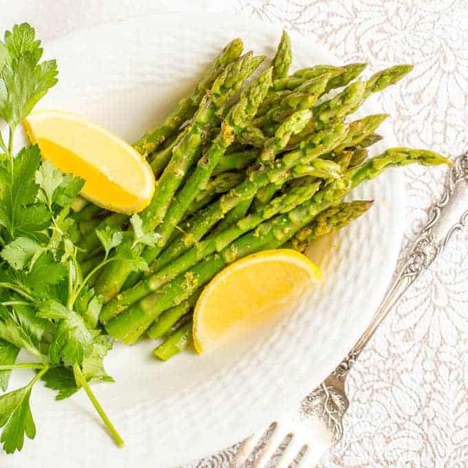 Steamed lemon butter asparagus is a light, fresh and easy spring dinner side dish that’s all made in one pot! | www.familyfoodonthetable.com