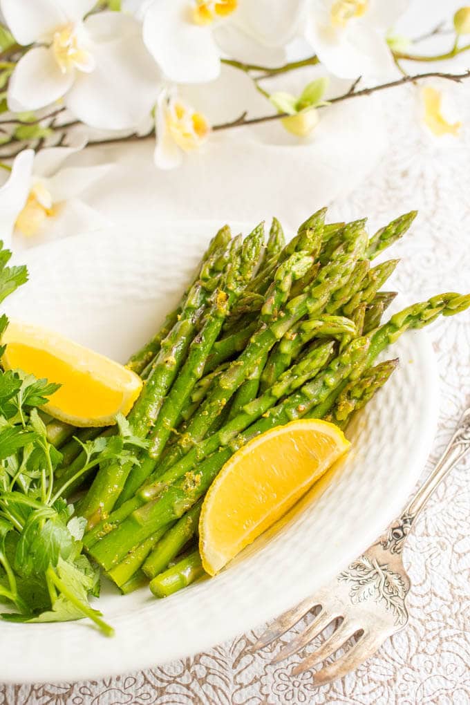 Steamed lemon butter asparagus is a light, fresh and easy spring dinner side dish that’s all made in one pot and ready in just 15 minutes! #asparagus #spring #sidedishes