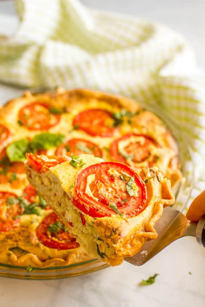 This easy tomato breakfast tart with basil + two cheeses has sliced tomatoes on top for a unique and beautiful brunch presentation - a great recipe for company (and Mother's Day!) | www.familyfoodonthetable.com