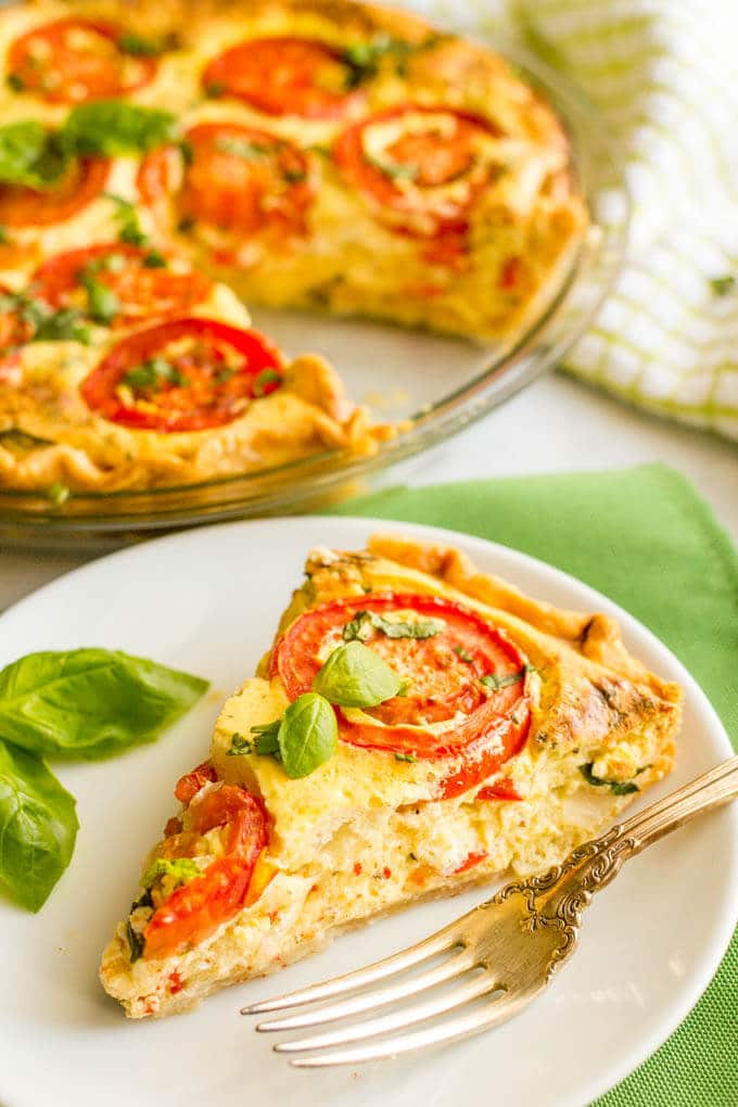 This easy tomato breakfast tart with basil + two cheeses has sliced tomatoes on top for a unique and beautiful brunch presentation - a great recipe for company (and Mother's Day!) | www.familyfoodonthetable.com