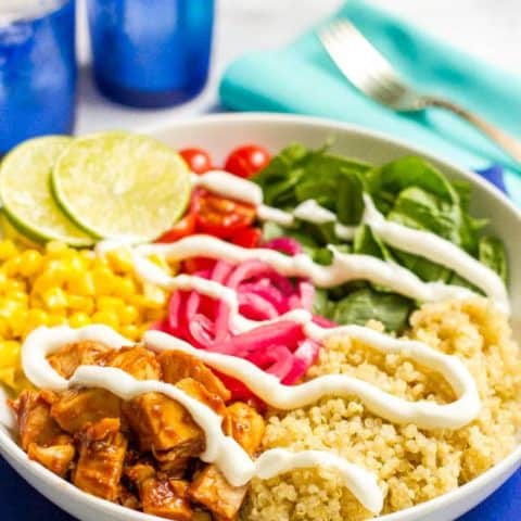 BBQ chicken quinoa salad bowls are full of flavor and fresh veggies and make for a really easy, healthy dinner! Also great as a make-ahead lunch or picnic! | www.familyfoodonthetable.com