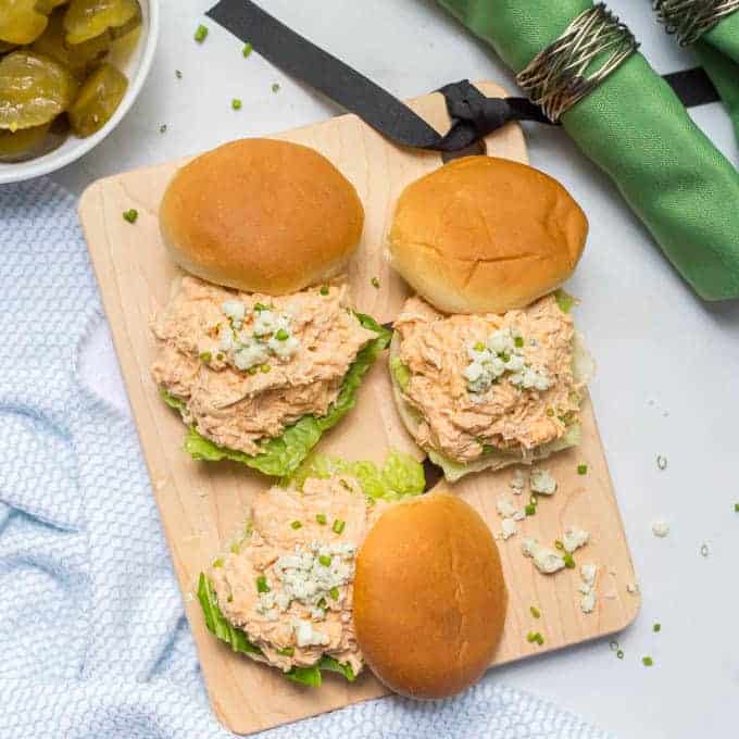 Gezonde slow cooker buffalo chicken sliders worden geserveerd