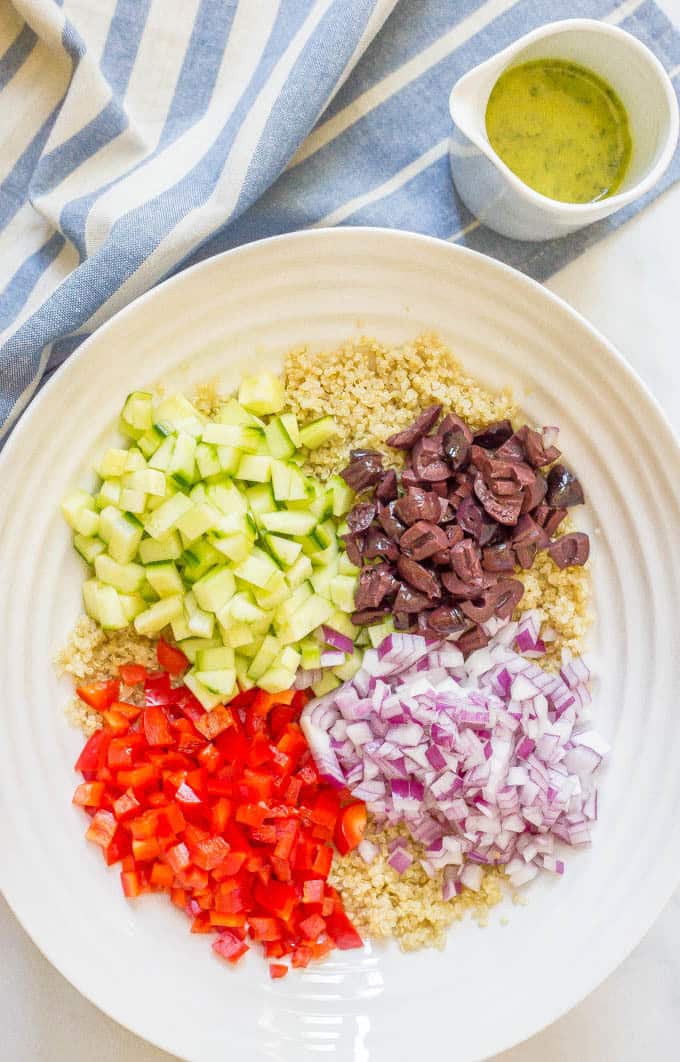 Mediterranean quinoa salad is a flavorful, veggie-loaded salad with great colors, flavors and textures! Great as a vegetarian side dish or add chicken or chickpeas to make it a full meal! | www.familyfoodonthetable.com