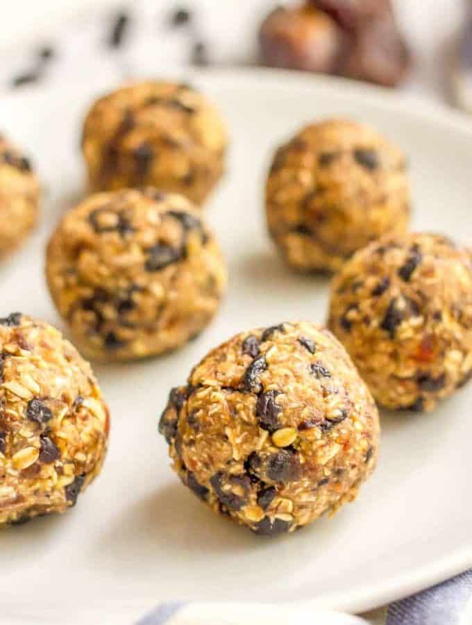 No bake blueberry oatmeal cookie balls are an easy, 5-ingredient healthy snack that are super addictive - and also gluten-free and vegan! | www.familyfoodonthetable.com