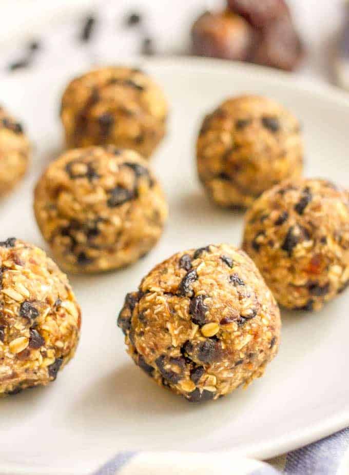 No bake blueberry oatmeal cookie balls are an easy, 5-ingredient healthy snack that are super addictive - and also gluten-free and vegan! | www.familyfoodonthetable.com