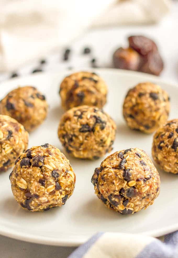 No bake blueberry oatmeal cookie balls are an easy, 5-ingredient healthy snack that are super addictive - and also gluten-free and vegan! | www.familyfoodonthetable.com