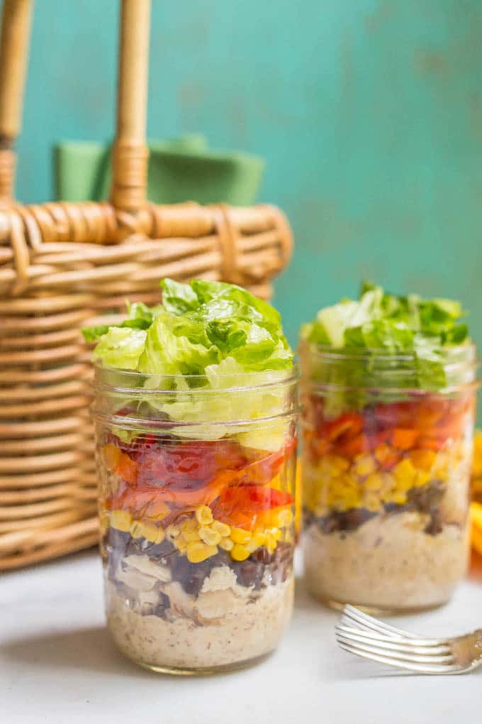 This layered southwestern mason jar salad with chicken, fresh veggies and Ranch dressing is a delicious make-ahead lunch! | www.familyfoodonthetable.com