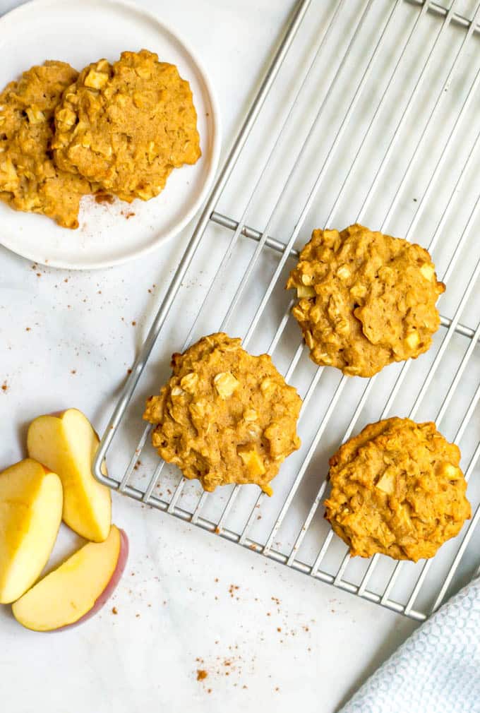 Whole wheat apple cinnamon breakfast cookies are a fun, healthy way to start the day! And a great recipe to make ahead for busy, on-the-go mornings! #apples #cookies #breakfast