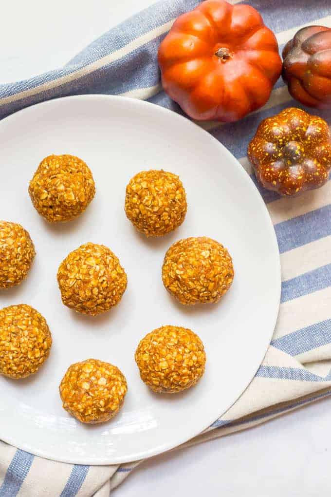 Pumpkin protein energy balls are a quick and easy fall treat with just 6 wholesome ingredients. Perfect for snacking or after a workout! | www.familyfoodonthetable.com