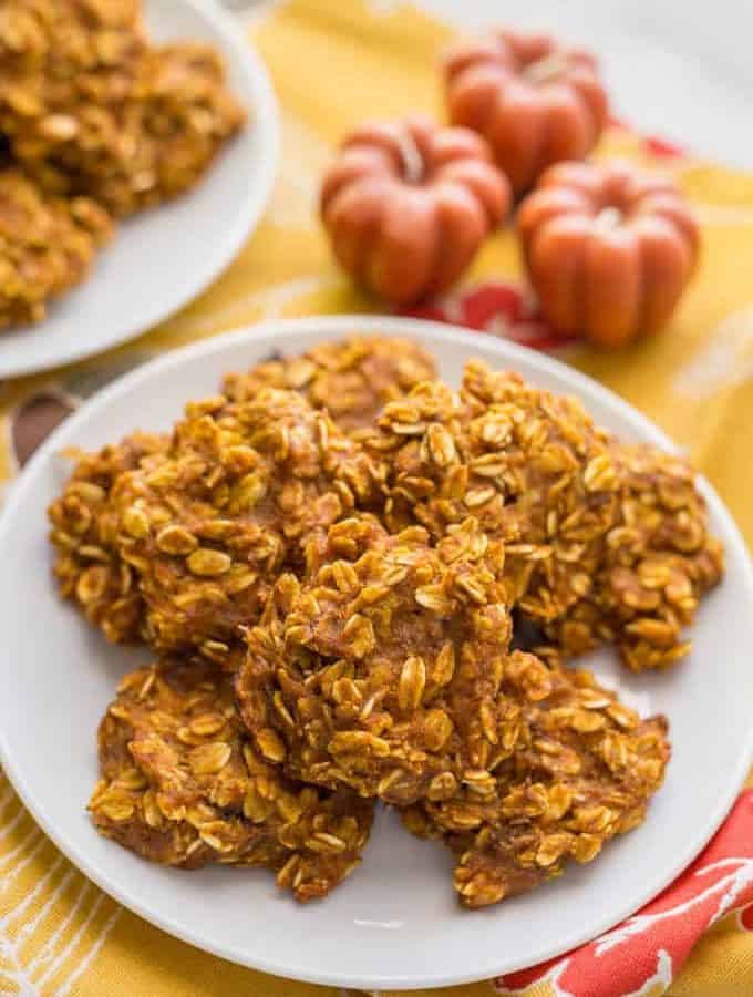 Pumpkin banana oatmeal cookies are a soft, naturally sweetened cookie with warm pumpkin flavor! These yummy cookies are gluten-free, dairy-free and vegan and healthy enough to enjoy as a breakfast cookie! | www.familyfoodonthetable.com