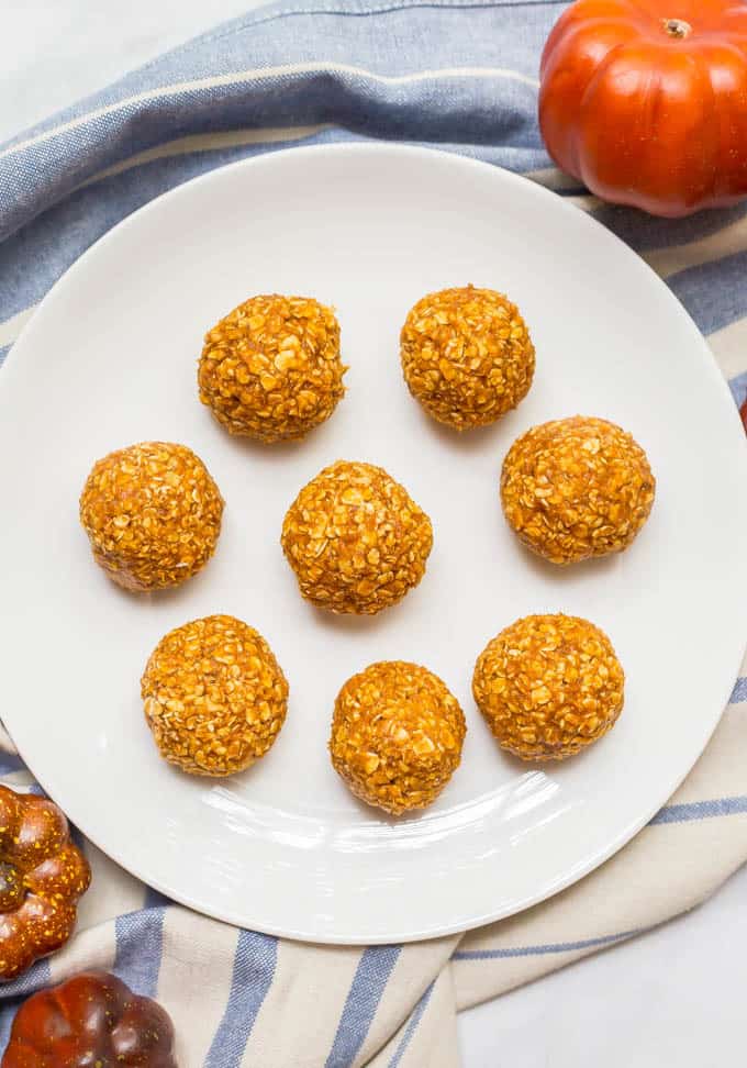 Pumpkin protein energy balls are a quick and easy fall treat with just 6 wholesome ingredients. Perfect for snacking or after a workout! | www.familyfoodonthetable.com