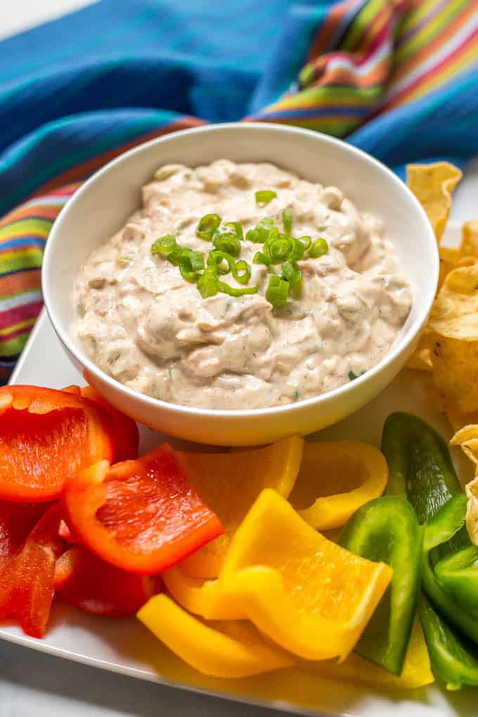 This cold chili cheese dip takes minutes to mix together and is delicious served with chips and veggies for an easy party or tailgating snack! It’s also gluten-free and vegetarian. | www.familyfoodonthetable.com