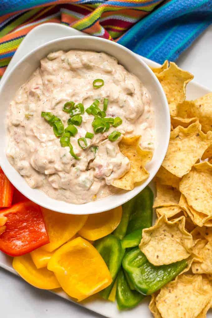 This cold chili cheese dip takes minutes to mix together and is delicious served with chips and veggies for an easy party or tailgating snack! It’s also gluten-free and vegetarian. | www.familyfoodonthetable.com