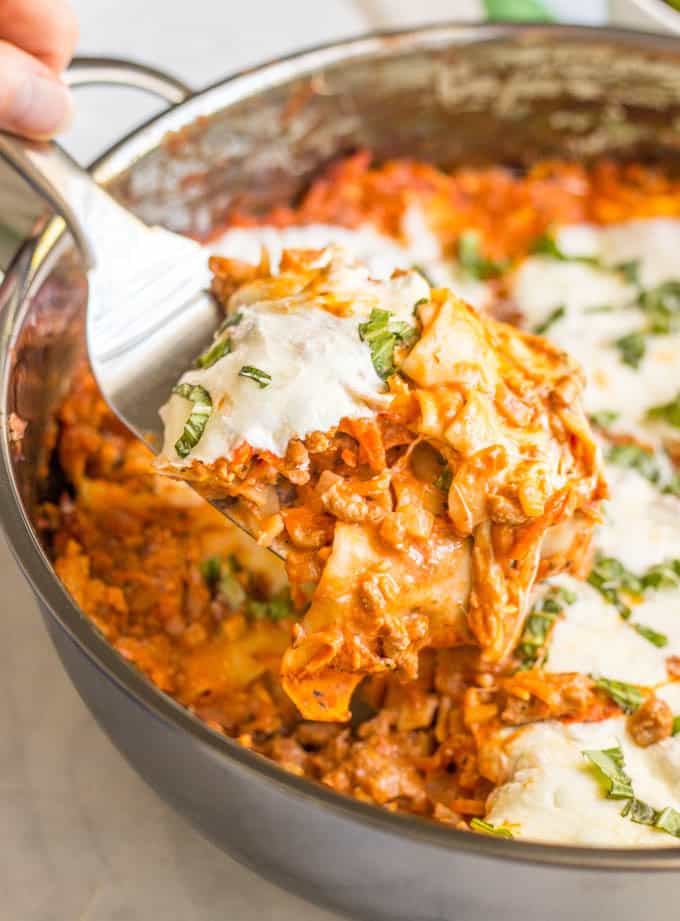 Easy healthy one-pot lasagna is a great way to get a homemade lasagna served up without all the fuss! It’s perfect for a delicious family dinner! #lasagna #onepotpasta #pastadinners #healthypasta