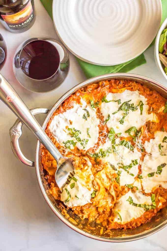 Easy healthy one-pot lasagna is a great way to get a homemade lasagna served up without all the fuss! It’s perfect for a delicious family dinner! | www.familyfoodonthetable.com