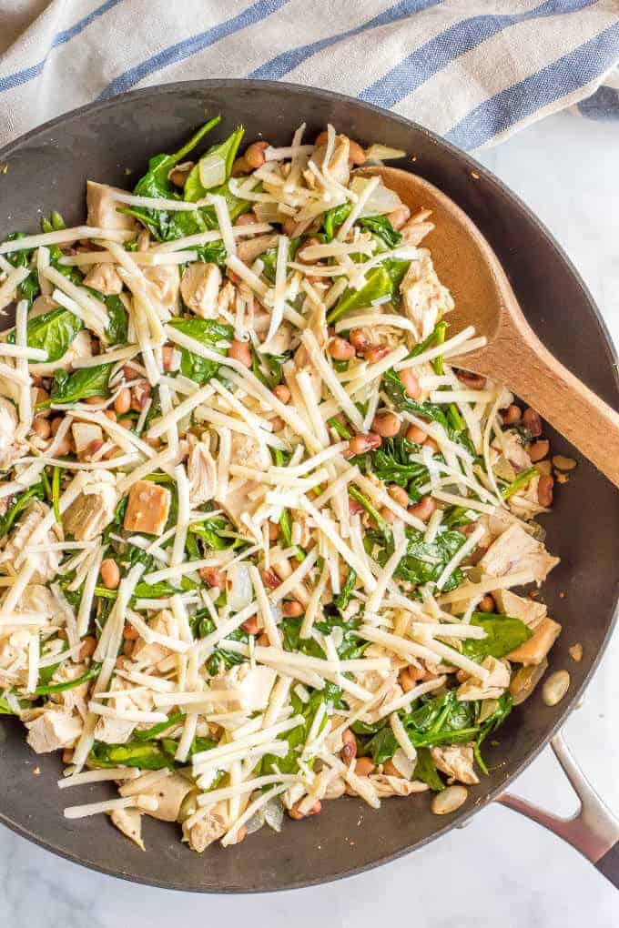 One-pot low-carb leftover chicken recipe with spinach and beans is just 5 ingredients and 15 minutes and perfect for an easy weeknight dinner! #onepotmeals #easychickendinner #lowcarbdinner | www.familyfoodonthetable.com