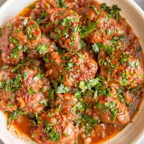 Slow cooker bistro chicken thighs are easy to prep and cook all day in a delicious, rich red wine and tomato sauce. Serve over mashed potatoes, rice or pasta for a yummy dinner! #slowcooker #chickendinner #slowcookerchicken | www.familyfoodonthetable