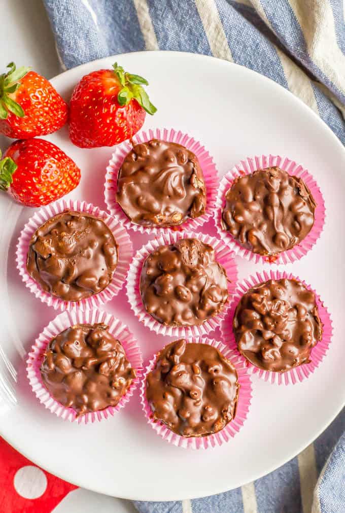 Homemade crunch cups are an easy, no-bake 3-ingredient recipe that’s perfect for a yummy chocolate treat! These can also be made gluten-free, vegan and dairy-free. #chocolatecandy #homemadecandy #chocolatecrunch #valentinesday