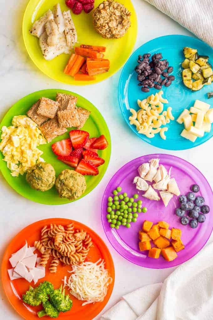 Healthy baby finger foods and toddler finger foods -- A resource on when, how much and what to offer for finger foods, as well as what's not safe and how to get your child started on a healthy eating path. #fingerfoods #babyfood #toddlerfood