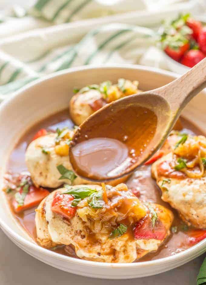 This easy strawberry balsamic chicken with mozzarella is a delicious and fresh dinner recipe with sweet strawberries, juicy chicken and melty mozzarella cheese. #easychickenrecipes #easychickendinner #cheesychicken | www.familyfoodonthetable.com