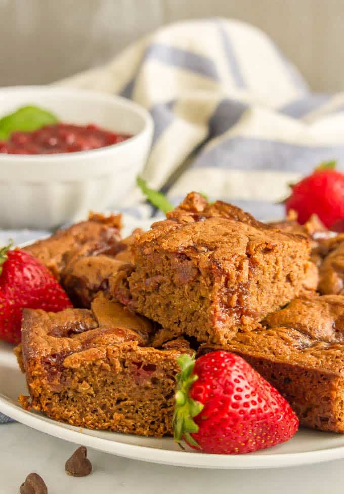 Whole wheat healthy strawberry brownies are soft on the inside, chewy on the outside and full of delicious chocolate and strawberry flavors, making them perfect for a homemade sweet treat! #strawberrydessert #brownies #healthydessert | www.familyfoodonthetable.com