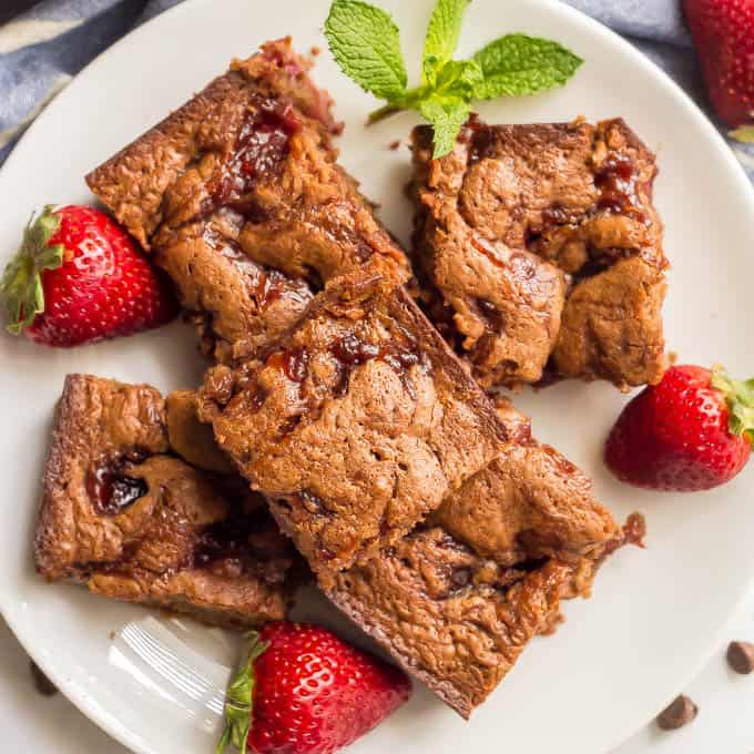 Whole wheat healthy strawberry brownies are soft on the inside, chewy on the outside and full of delicious chocolate and strawberry flavors, making them perfect for a homemade sweet treat! #strawberrydessert #brownies #healthydessert | www.familyfoodonthetable.com