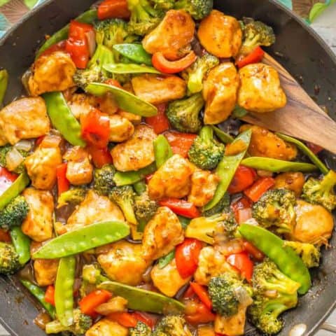 Easy sweet and sour chicken and vegetables is a one-pot meal that’s ready in 25 minutes and features a 5-ingredient, 5-minute homemade sweet and sour sauce. It’s perfect for a quick and easy weeknight dinner! #chickenrecipes #chickendinner #easydinnerideas