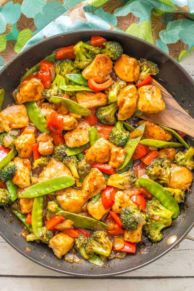 Easy sweet and sour chicken and vegetables is a one-pot meal that’s ready in 25 minutes and features a 5-ingredient, 5-minute homemade sweet and sour sauce. It’s perfect for a quick and easy weeknight dinner! #chickenrecipes #chickendinner #easydinnerideas