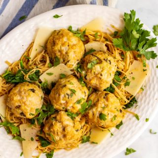 Spinach artichoke chicken meatballs are a really quick and easy dinner recipe with big flavor and just 7 ingredients! They go great with pasta or can be used as an appetizer. #chicken #meatballs #easydinner