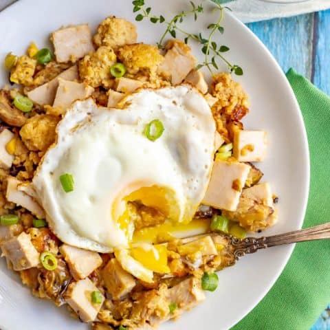 Thanksgiving leftovers breakfast hash is a warm, hearty delicious breakfast that uses leftover Thanksgiving turkey, dressing or stuffing, veggies and gravy, all topped with a fried egg! #Thanksgiving #Thanksgivingleftovers #breakfast #breakfasthash