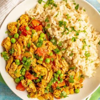 Curry ground turkey with rice and peas is full of warm, rich flavors but is super quick and easy to make! This 20-minute recipe is great for a weeknight dinner! #curry #turkeycurry #groundturkey #easydinners #quickdinners