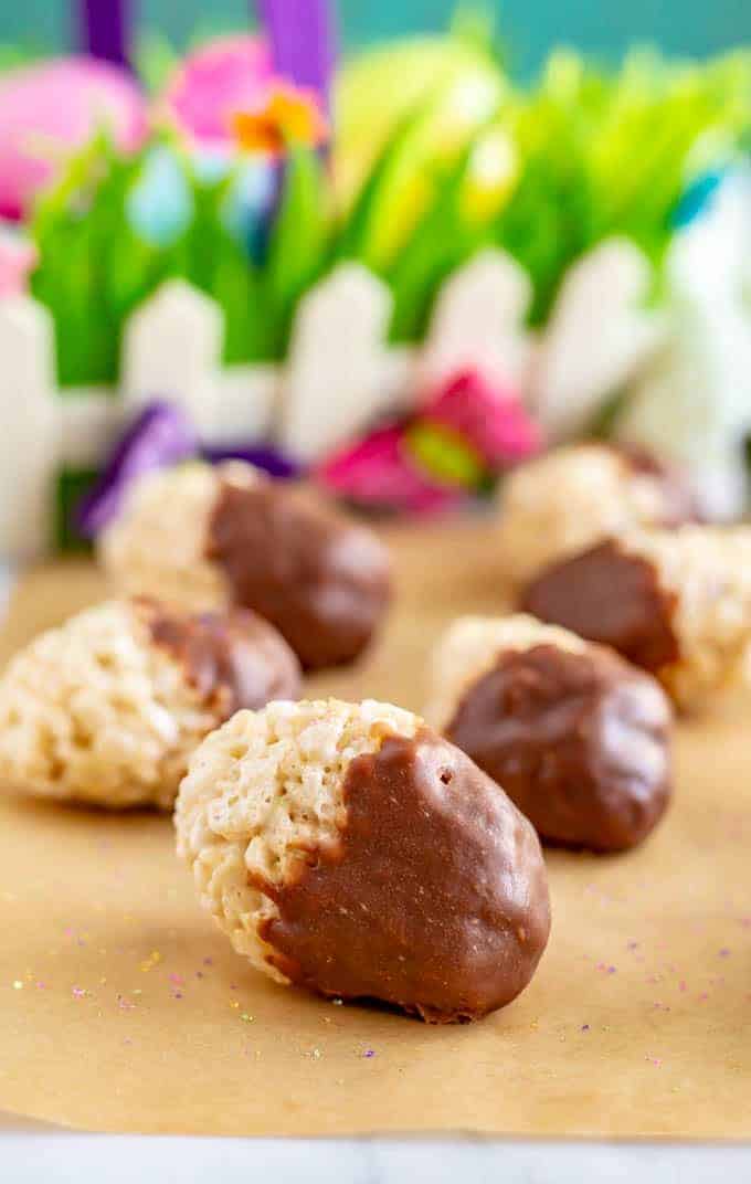 Easter egg Rice Krispie treats are a fun and tasty spring dessert to make with kids! Plus, check out all of the ideas and tips on ways to decorate them! #ricekrispies #eastereggs #easterdesserts #eastertreats #easterfun