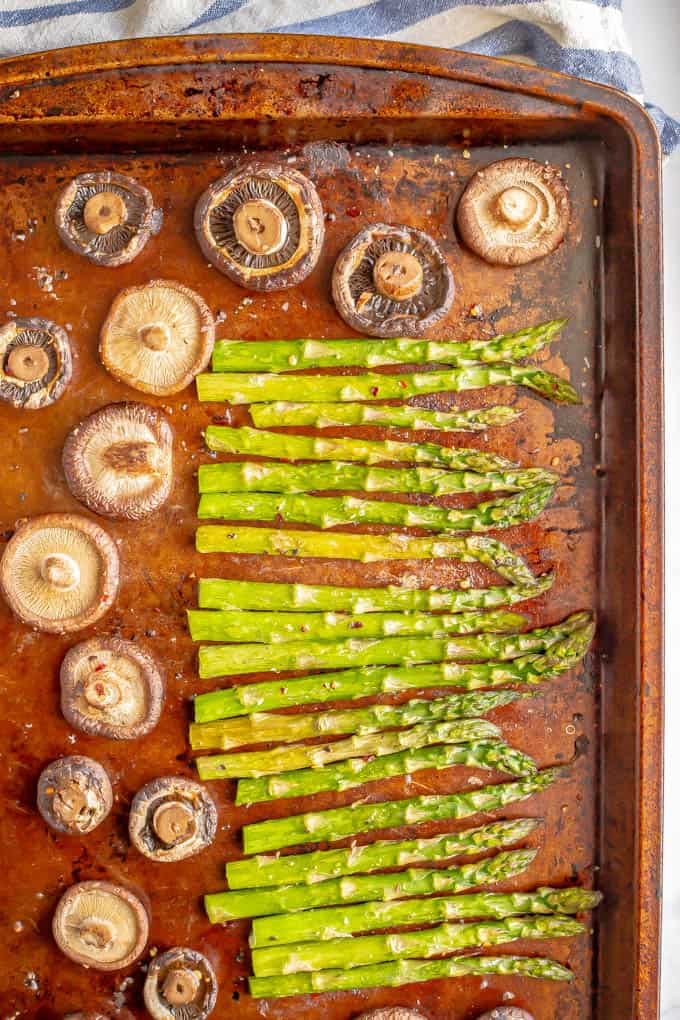Roasted asparagus and mushrooms is a simple but delicious veggie side dish with just 4 ingredients. Plus, it’s ready in just 15 minutes! #asparagus #mushrooms #veggiesides #vegetablerecipes #roastedveggies