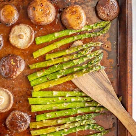 Roasted asparagus and mushrooms is a simple but delicious veggie side dish with just 4 ingredients. Plus, it’s ready in just 15 minutes! #asparagus #mushrooms #veggiesides #vegetablerecipes #roastedveggies