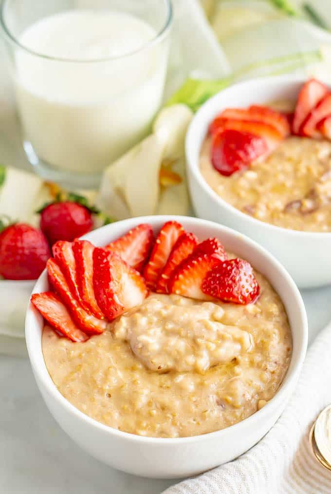 Slow cooker strawberries and cream oatmeal cooks overnight for a creamy, delicious breakfast that’s ready when you wake up! #steelcutoats #slowcookeroatmeal #slowcookerbreakfast #strawberries #overnightoatmeal